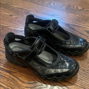 Mephisto AllRounder sz 6 Active Suspension System Black patent animal print